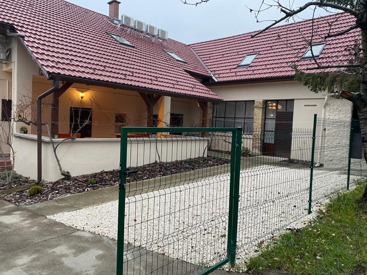 Mogyoród Kamaras Klastrom House المظهر الخارجي الصورة